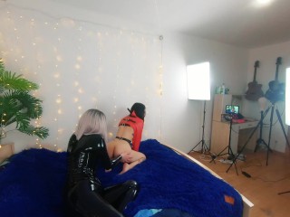 Backstage Van Mooie Lesbische Fetisj Meiden Die Seksvideo Doen. Positieve Femdom, Seksspel, Latex Leer