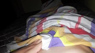 Mann Wacht Morgens Auf Und Masturbiert In Seinem Zimmer, Während Seine Familie Da Ist Und VIEL Stöhnt