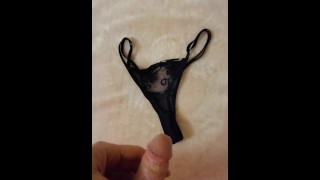 XXX Fetish stiekem in mijn sexy tiener huisgenoot kamer en vond haar vuile ondergoed slipje en sperma