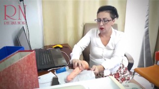 La segretaria della donna viene scopata con un dildo.in l'ufficio Parte 3