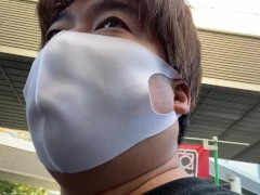 朝ごはんを買いに六本木のコンビニに向かう男