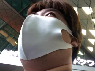 一个男人在发现一个神秘的烟熏后，不敢相信自己的眼睛。