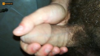 Волосатый мужик с тугой крайней плотью дрочит и кончает