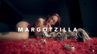Margotzilla-Reuzin Verplettert Het Hele Kleine Stadje