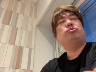 朝ごはんの予定を説明する男