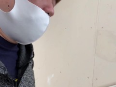 福井県から石川県に向かう電車に乗る男
