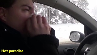 36 espirros femininos na neve cujos vários enquanto dirigem um carro