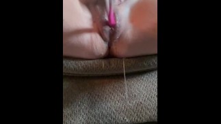 Bbw wet pussy squirts on the couch 