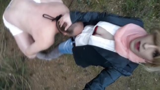Slave homme capturé et utilisé par une transsexuelle femdom au fond des bois