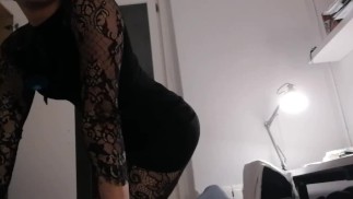 Подросток-кроссдрессер в одежде соседа по комнате играет с членом и кончает