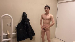 Hot Japanse student stript naakt dans Alex Lewis precies zo goed