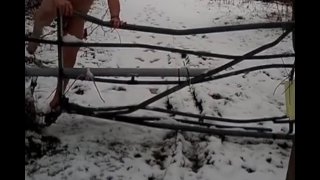 Pipì birichina e nudo nella neve 
