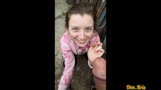 studentessa con grandi occhi estrae appassionatamente lo sperma da un pene per godersi questo delizi