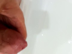 Большой возбужденный член любит массаж и готовится к водным процедурам - Screenshot 3 of 16 - Penis Massage