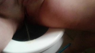 Fille potelée prenant sa première pisse matinale dans les toilettes
