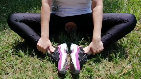 Training in glänzenden Leggings, die meine Vagina zeigen