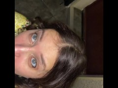 Доставщик фаллоимитаторов получил минет от шикарной МИЛФ Тумановой - Screenshot 13 of 16 - Mom