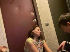 Доставщик фаллоимитаторов получил минет от шикарной МИЛФ Тумановой - Screenshot 8 of 16 - Mom