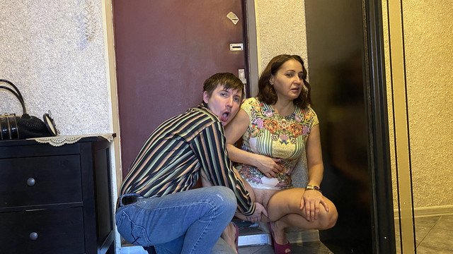 Доставщик фаллоимитаторов получил минет от шикарной МИЛФ Тумановой