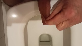 我在厕所里撒尿，然后抽搐我的鸡巴。