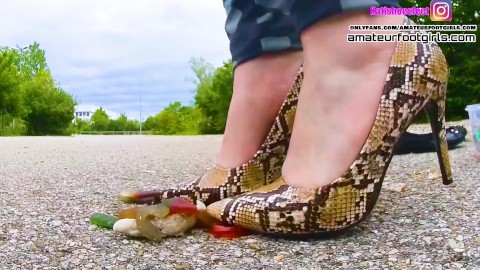 Kati zerquetscht verschiedene Gummibären Gummistiefel, Ballerinas und High Heels zerquetschen