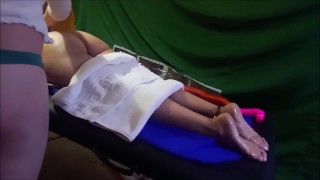 Amateur-Massage an Körper und Füßen eines Mädchens, durchgeführt von einem CD-Mann mit einem spektak