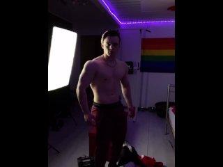 18 year old bodybuilder flexing muscles at home (4K)