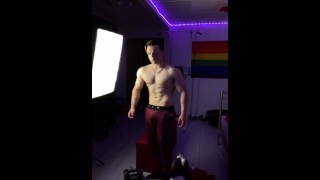 18 Year Old Bodybuilder Flexing Muscles At Home 4K