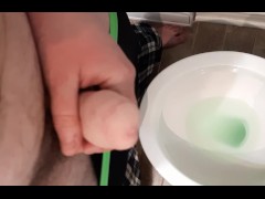 FTM pisse avec son penis bander