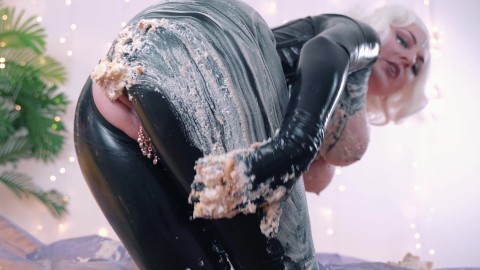 Humiliatrix FemDom POV vidéo. Caoutchouc en latex, dirty talk, Fetish nourriture, géante fétiche. Humide et désordonné