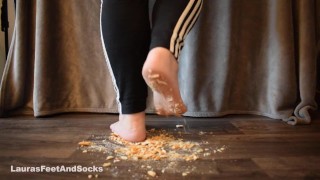 Crackers verpletteren met mijn mooie blote voeten, verpletteren voedsel. ASMR