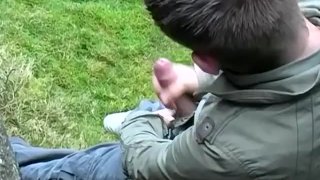Cute twink Adam Jamieson masturbando seu pau grosso ao ar livre