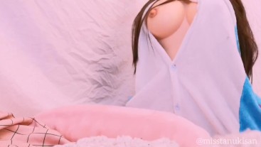 日本のアマチュアティーンレズビアンハンピング枕学校の前に。 巨乳枕オーガズム人形ボディピンクjk