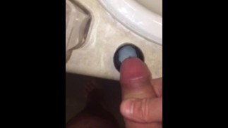 High&HornyAF! Die Wichssitzung begann in der Garage und endete im Badezimmer, wo ich meinen Mund mit Sperma ausspülte.