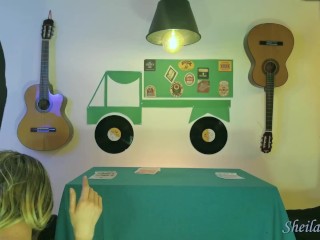 Si gioca la la moglie al poker_e perde la scommessa, ma poi se la incula e le_viene dentro.