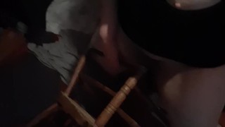 Stoelneuken, zeer korte video, experimenteerde met verschillende manieren om stoel te houden