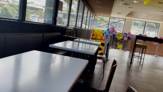 Ela Me Mostra Sua Buceta No Macdonald's