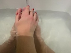 ноги киски дразнить в воде от первого лица - Screenshot 11 of 16 - Kink