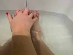 ноги киски дразнить в воде от первого лица