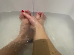 ноги киски дразнить в воде от первого лица - Screenshot 4 of 16 - Feet Joi