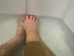 ноги киски дразнить в воде от первого лица - Screenshot 5 of 16 - Russian Feet