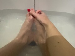 ноги киски дразнить в воде от первого лица - Screenshot 8 of 16 - Feet Worship