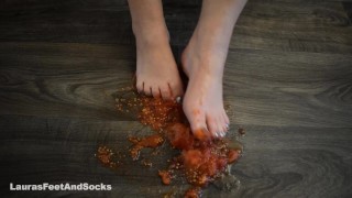 Crush eten, vertrappelen en tomaten neuken met mijn voeten