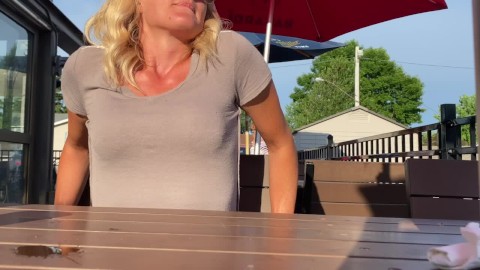 Sexy milf Kara draagt vibrator op afstand en buttplug en Cums in openbaar restaurant - CumPlayWithUs2