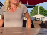 セクシーな熟女Karaは、公共のレストランでリモートバイブレーターとバットプラグとCumsを着用しています-CumPlayWithUs2