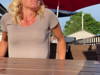 Sexy MILF Kara Porte un Vibromasseur à Distance et un Plug Anal et Cums Au Restaurant Public
