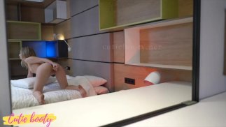 Petite Blonde KCutieBooty Teen cavalca un dildo fino all'orgasmo
