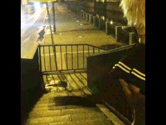 в школьной мини-юбке без трусиков дразнит водителей - Screenshot 9 of 16 - Upskirt No Panties
