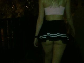 в школьной мини-юбке без трусиков дразнит водителей