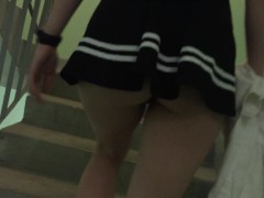 Школьница светит киской в юбке без трусиков в подъезде - Screenshot 15 of 16 - Upskirt